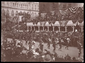 Vista della folla e di un gruppo militare in marcia nella Dewey Parade sulla Fifth Avenue, New York, 1899